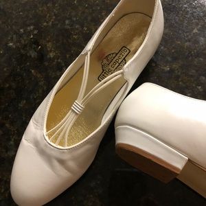 Girls 6M white leather slip on dress shoes